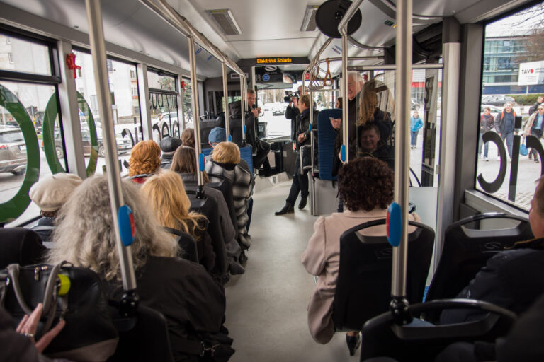Didėjantis oro užterštumas verčia ieškoti naujų kasdienių judumo būdų. Vienas iš jų – kelionės elektra varomais viešojo transporto autobusais.