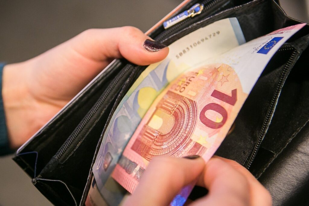 Nors pranešimai apie apgautuosius telefoninių sukčių skelbiami kone kas dieną, garbaus amžiaus žmonės vis tiek patiki jų melagystėmis.