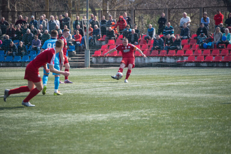 „Panevėžio“ futbolininkai namuose priėmė svečius iš uostamiesčio „Koralo“ ekipą. Su klaipėdiečiais pasidalinta po tašką, rungtynės baigėsi rezultatu – 1:1.
