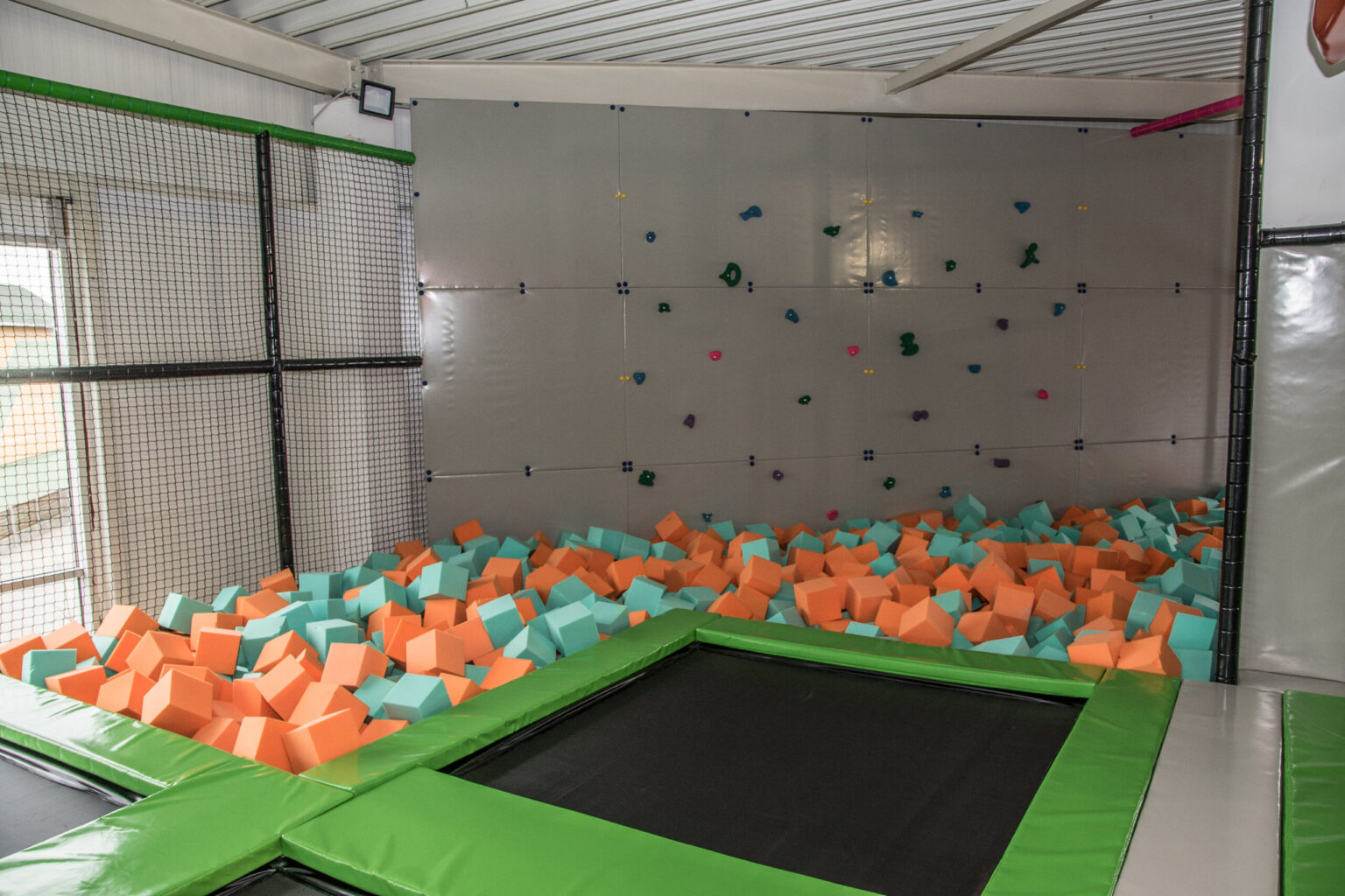 Neseniai Panevėžyje duris atvėręs žaidimų kambarys jau aplaistytas krauju. Mažamečiui trauma pasibaigusias pramogas visą gyvenimą primins siūlė galvoje.