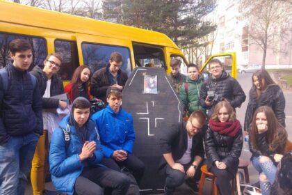 Daugiau nei šimtą kilometrų į teatrų festivalį Ignalinoje gimnazistai buvo vežami autobusiuke užbarikaduoti masyvių dekoracijų.