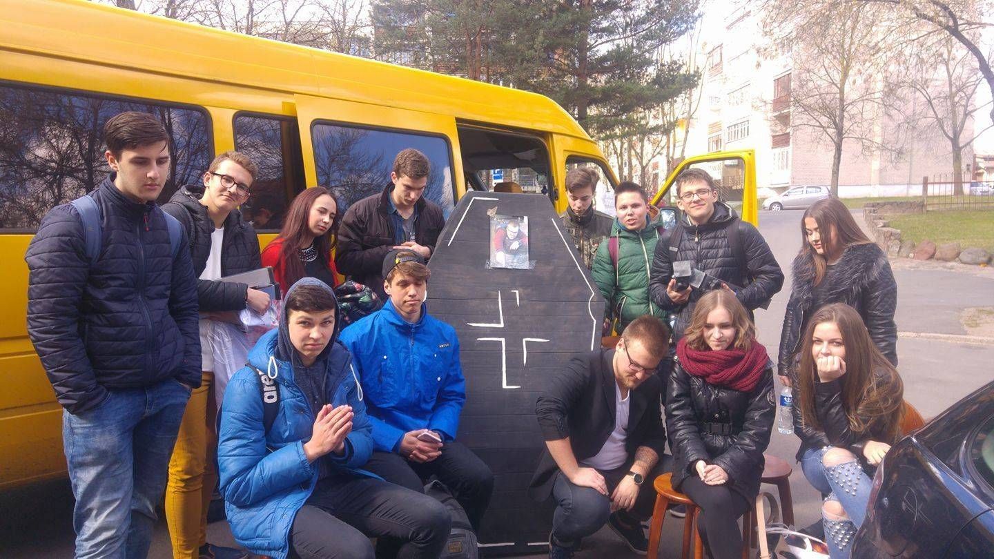 Daugiau nei šimtą kilometrų į teatrų festivalį Ignalinoje gimnazistai buvo vežami autobusiuke užbarikaduoti masyvių dekoracijų.