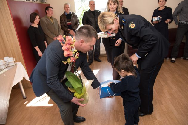 Vakar paminėtas pirmasis Vaiko ir mamos namų gimtadienis. Pasveikinti įstaigos šeimininkų ir gyventojų susirinko didelis būrys svečių.