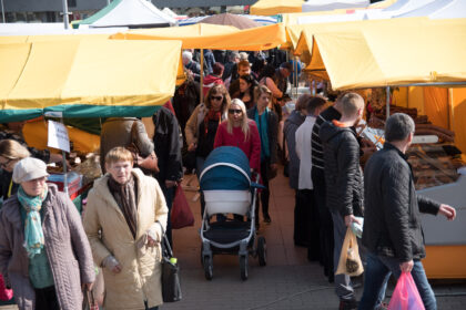 Pavasariu alsavusi mugė sutraukė gausų miestelėnų ir iš įvairių Lietuvos kampelių atvykusių ūkininkų, liaudies meistrų, sodininkų, daržininkų būrį.