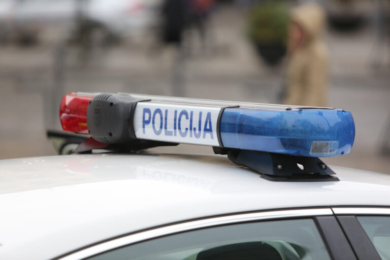 Policija ieško kaltininko, balandžio 8-osios naktį sukėlusio avariją Panevėžyje, J. Basanavičiaus ir Vilniaus g. sankryžoje.