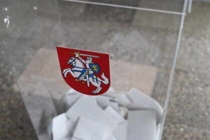 Seimo nario rinkimai vienmandatėje Anykščių-Panevėžio apygardoje baigėsi. Rinkimų apylinkės uždarė duris, jų komisijos pradėjo skaičiuoti rinkėjų balsus.