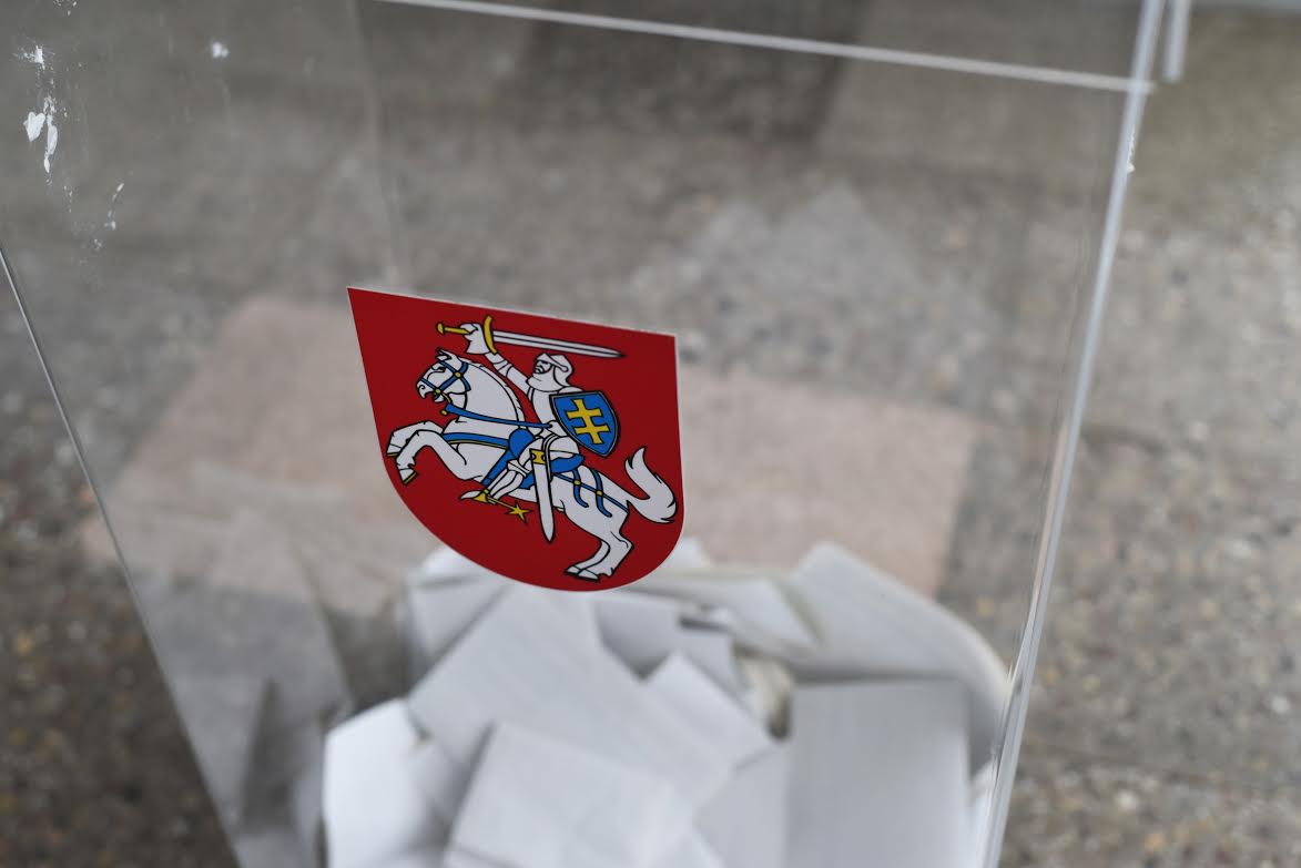 Seimo nario rinkimai vienmandatėje Anykščių-Panevėžio apygardoje baigėsi. Rinkimų apylinkės uždarė duris, jų komisijos pradėjo skaičiuoti rinkėjų balsus.