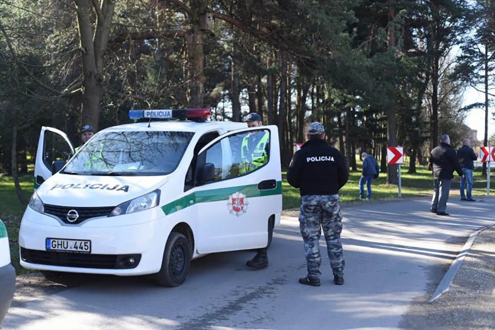 Teismas sprendžia dėl trijų jaunuolių, įtariamų sekmadienio naktį užpuolus tris vaikinus ir vieną jų mirtinai užtalžius kumščiais bei lazdomis, suėmimo.