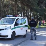 Teismas sprendžia dėl trijų jaunuolių, įtariamų sekmadienio naktį užpuolus tris vaikinus ir vieną jų mirtinai užtalžius kumščiais bei lazdomis, suėmimo.