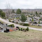 Panevėžyje per metus mirčių registruojant pusantro karto daugiau nei gimimų, miesto kapinėse esamų vietų naujoms kapvietėms pakaks vos trejetui mėnesių.
