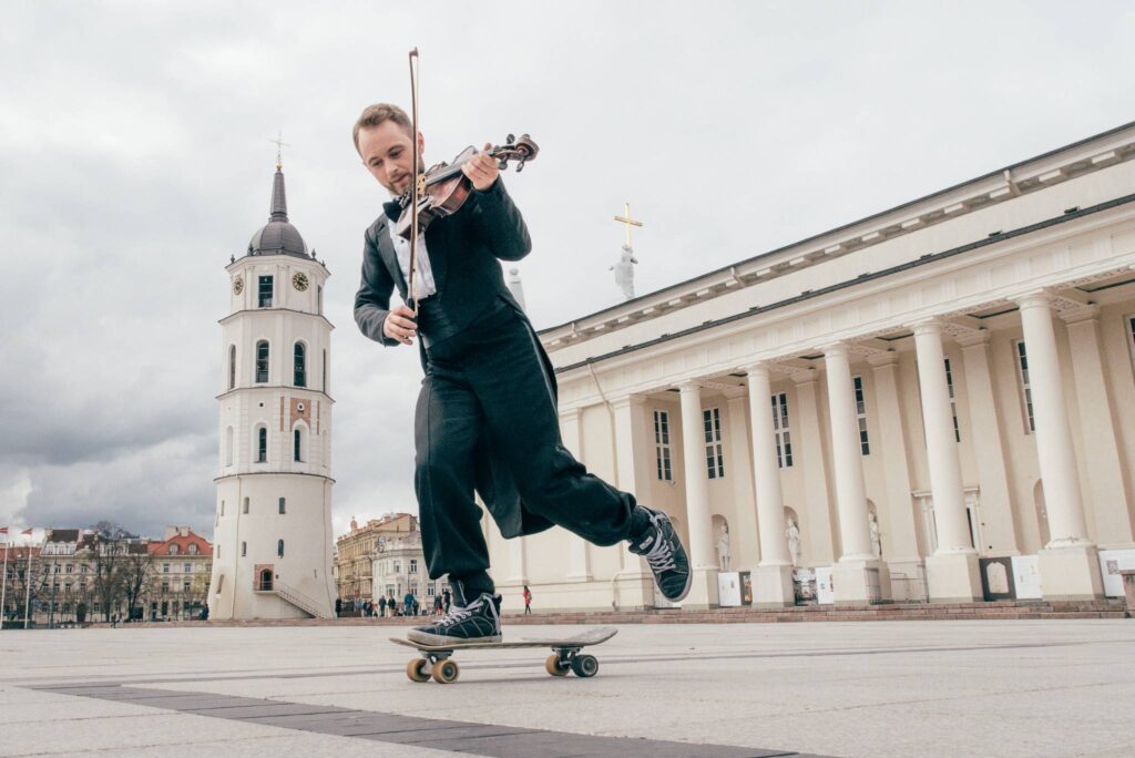 Aktorius, televizijos laidų ir renginių vedėjas panevėžietis Dominykas Vaitiekūnas pasinėręs į projektą, kurį pats vadina socialiniu-meniniu tyrimu.