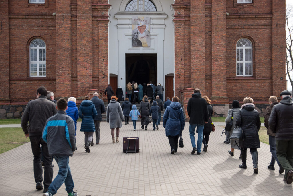 Švęsdami vieną gražiausių pavasario švenčių, jau nuo pat ryto panevėžiečiai skubėjo į miesto bažnyčias, o po šv. Mišių namuose sėdo prie šventinio stalo.