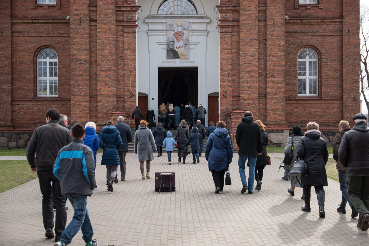 Švęsdami vieną gražiausių pavasario švenčių, jau nuo pat ryto panevėžiečiai skubėjo į miesto bažnyčias, o po šv. Mišių namuose sėdo prie šventinio stalo.
