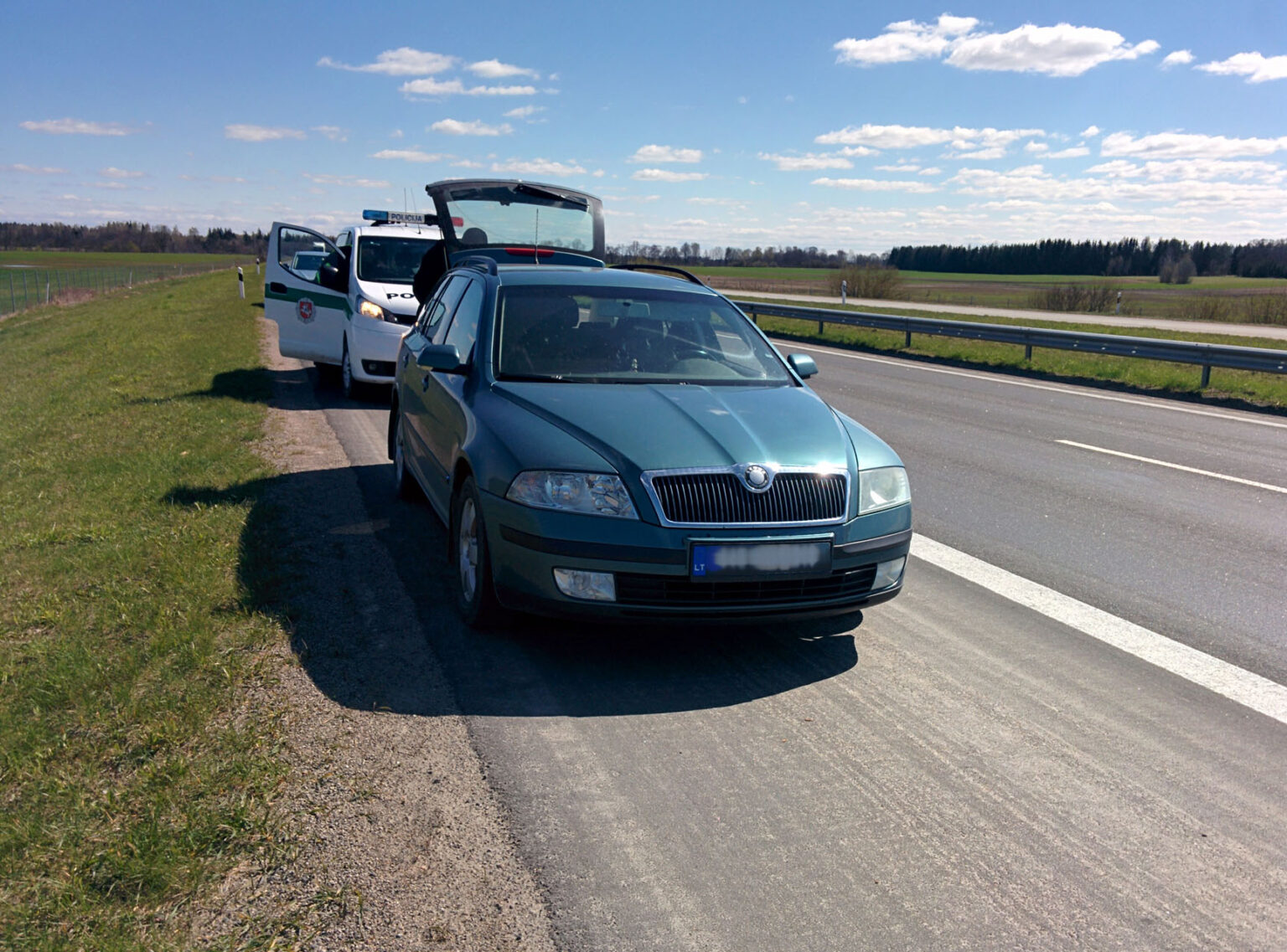 Antradienį magistraliniame kelyje Vilnius – Panevėžys patruliavę muitinės pareigūnai apie 14 val. atkreipė dėmesį į automobilį „Škoda Octavia Combi“.