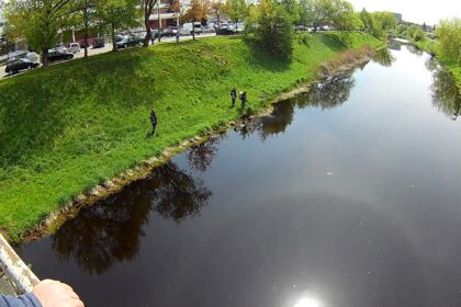 Aplinkosaugininkai pastarosiomis dienomis sulaukia daug pranešimų apie Nevėžio upėje neva pastebėtus teršalus – naftos produktus.