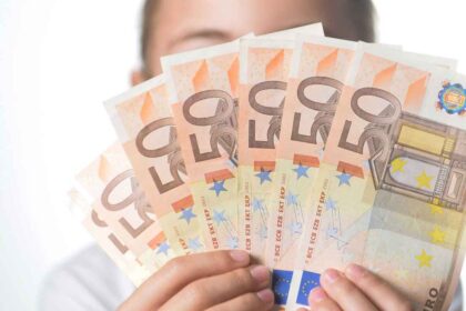 Pinigų padirbinėtojai nesnaudžia. Vieną Panevėžio įmonių užplūdo netikri pinigai.