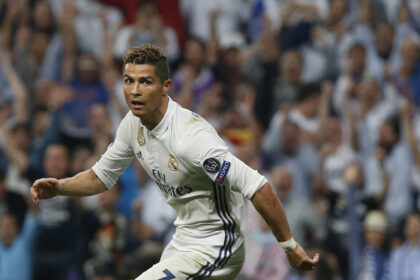 Madrido „Real“ futbolininkai triuškinančia pergale 3:0 namuose prieš „Atletico“ pradėjo Čempionų lygos pusfinalį.