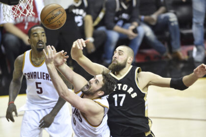 NBA pusfinalio antrosiose rungtynėse „Cavaliers“ 125:103 (34:22, 28:26, 37:25, 26:30) įveikė „Toronto Raptors“ ir serijoje iki 4 pergalių pirmauja 2-0.