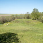 Iš trijų pusių Liaudės upės apsuptas, iš šiaurės pylimo saugomas, stačiais šlaitais įrėmintas Bakainių piliakalnis su savo pylimais, priešpiliu ir papiliu vienu žvilgsniu neaprėpiamas. T. ŠIAUDINIO nuotraukos