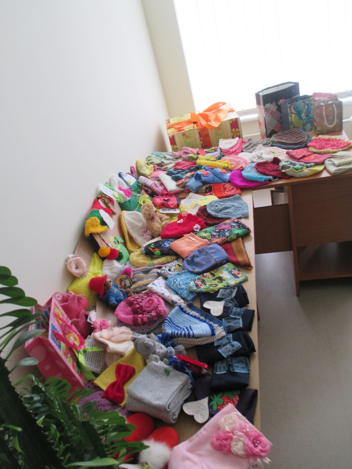 Panevėžio miesto savivaldybės viešoji biblioteka kasmet aktyviai dalyvauja Lietuvoje organizuojamoje socialinėje gerumo akcijoje „Spalvotas pavasaris“.