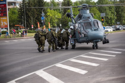 Šeštadienį kitur praleidę panevėžiečiai praleido ir retą progą sudalyvauti miestiečius bei miesto svečius subūrusioje Partizanų pagerbimo, kariuomenės ir visuomenės vienybės dienos šventėje.