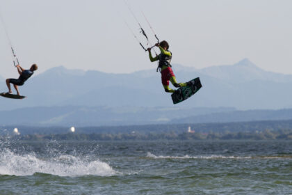 Žmogus kuo ramiausiai plaukiojęs jėgos aitvaru, o praeiviams pasirodė, kad į vandenį įkrito parasparnio lakūnas.