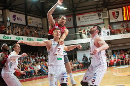 Lietuvos krepšinio lygos (LKL) pusfinalyje Panevėžio „Lietkabelis“ sostinėje 81:73 (13:18, 25:21, 17:12, 26:22) įveikė Vilniaus „Lietuvos rytą“ ir serijoje išsiveržė į priekį 2:1.