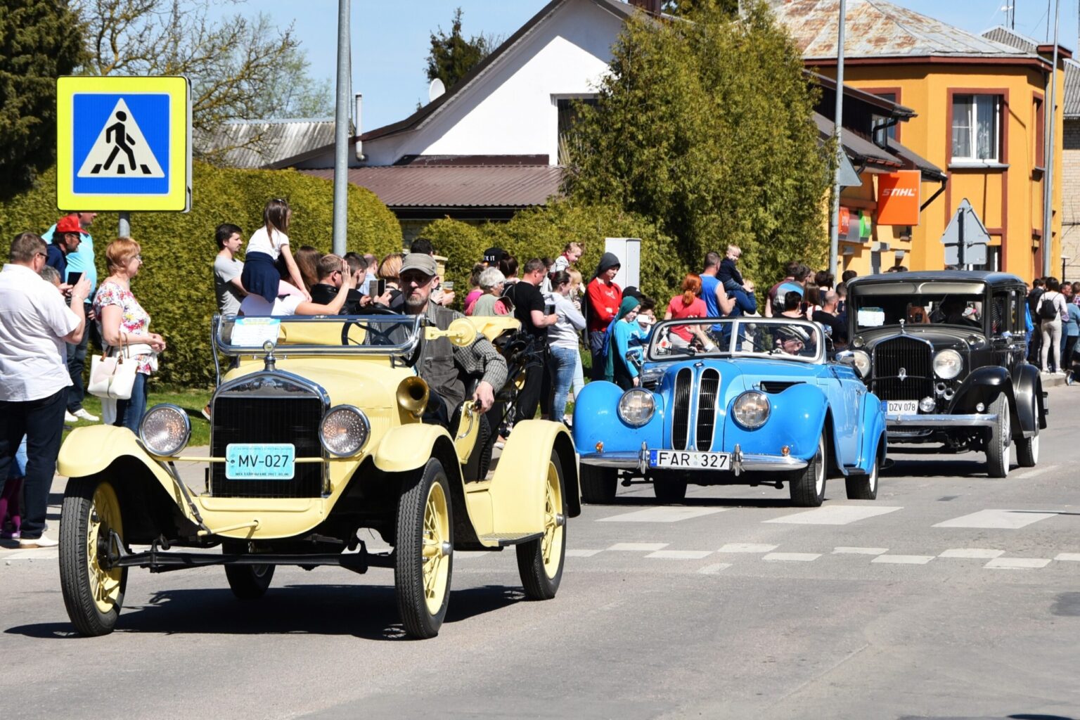 Jau devintą kartą Pasvalyje surengta senovinės auto-moto technikos mėgėjų šventė „Mes važiuojame 2017“ šiais metais buvo rekordinė dalyvių skaičiumi.