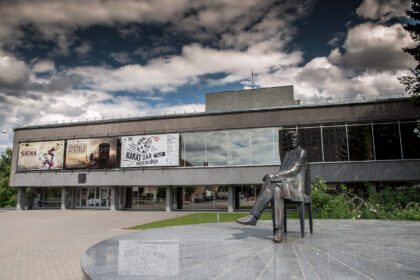 Juozo Miltinio dramos teatro direktorių seksualiniu priekabiavimu apkaltinusi jauna aktorė išjudino dar didesnę griūtį. Kas vyksta teatro užkulisiuose?