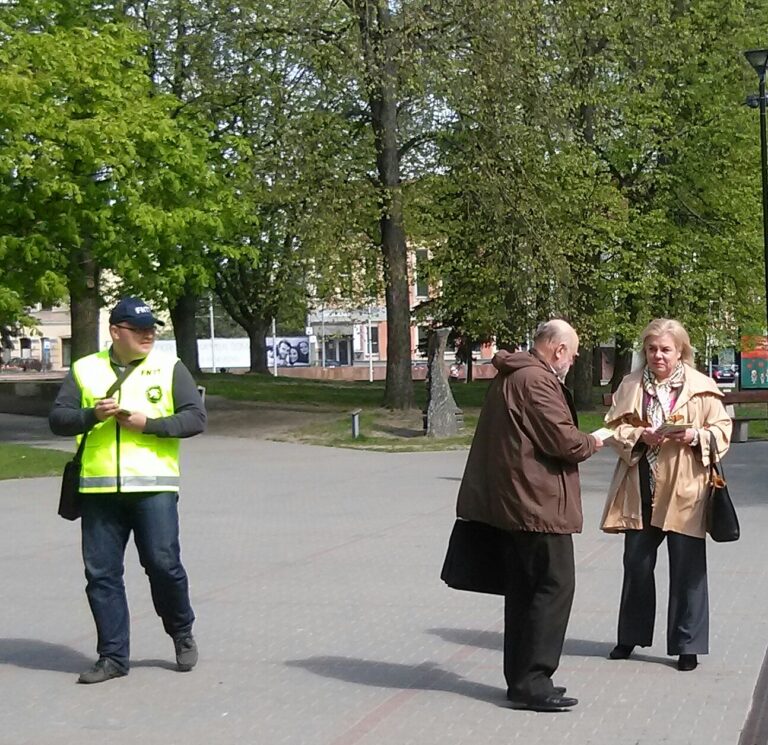 Panevėžyje, kaip ir visoje Lietuvoje, startavo pilietinė akcija „Šioje šalyje nėra vietos šešėliui“.