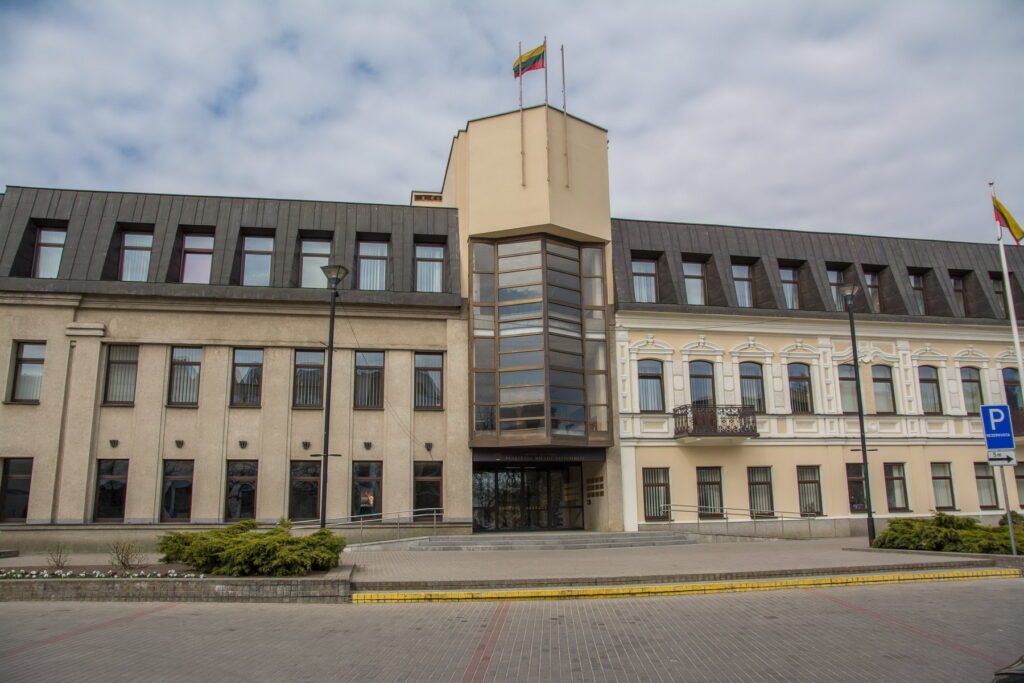 Panevėžio valdžioje – netikėtos permainos. Miesto meras Rytis Račkauskas užimti administracijos direktoriaus postą kviečia neseniai šias pareigas Biržų savivaldybėje palikusį kolegą architektą Rimantą Paužą.