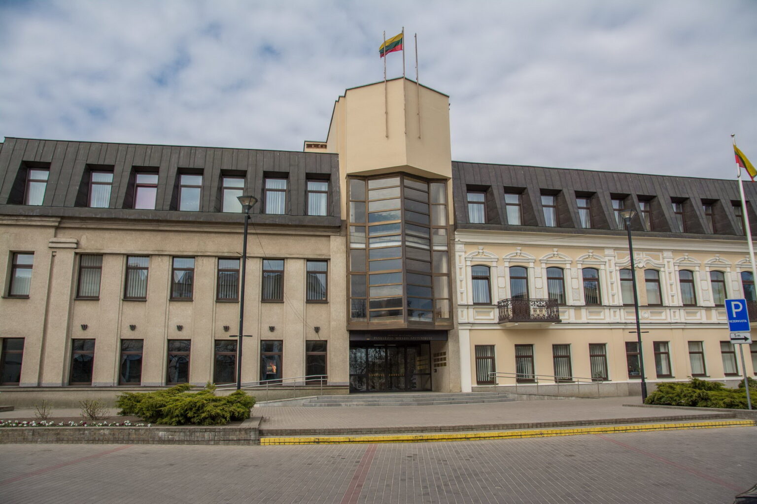 Panevėžio valdžioje – netikėtos permainos. Miesto meras Rytis Račkauskas užimti administracijos direktoriaus postą kviečia neseniai šias pareigas Biržų savivaldybėje palikusį kolegą architektą Rimantą Paužą.