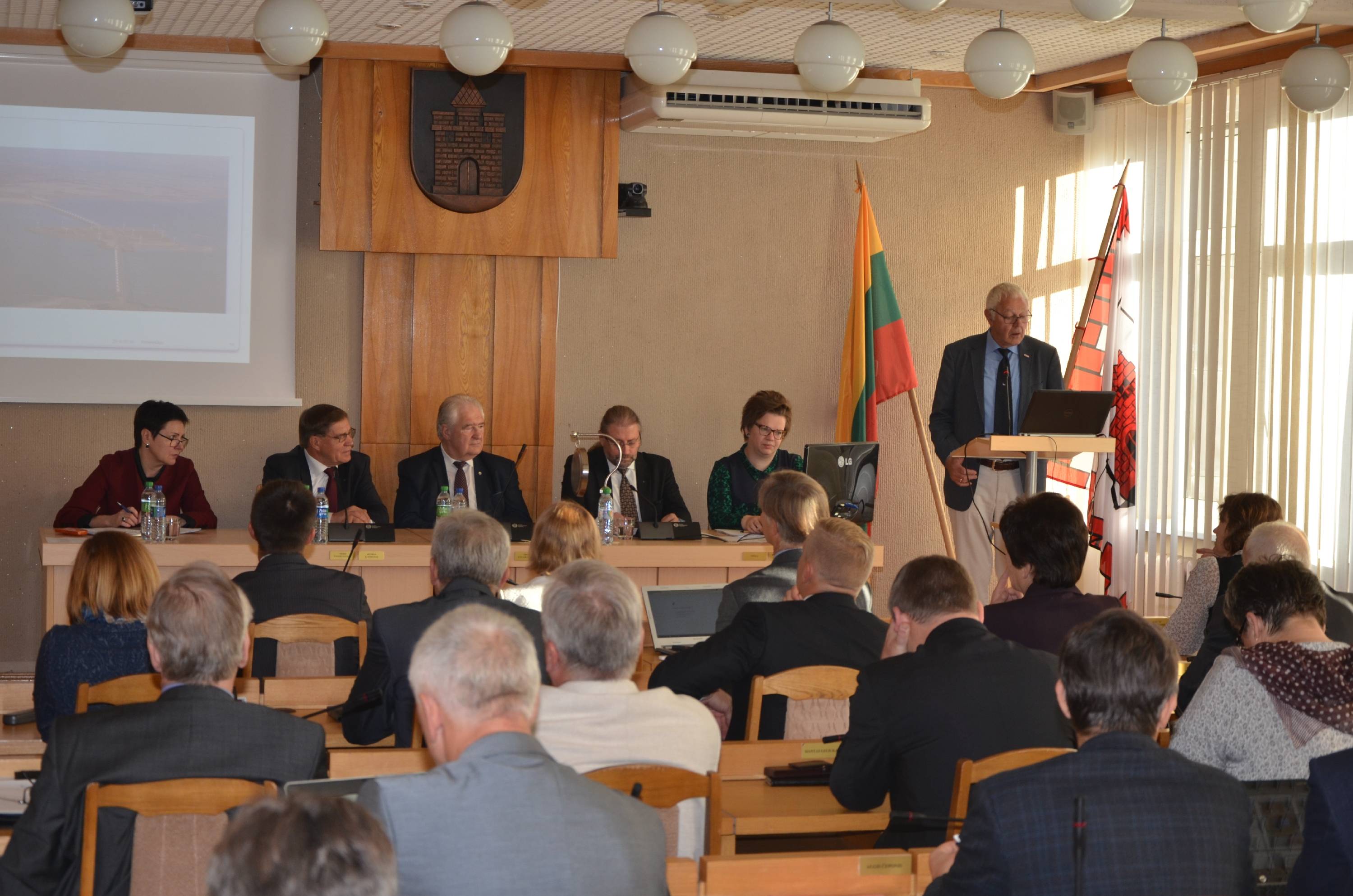 Neigiamos demografinės tendencijos netrukus turėtų pakoreguoti situaciją miesto valdžios rūmuose. Jau po poros metų į Tarybą bus renkama keturiais politikais mažiau. „Sekundės“ archyvo nuotr.