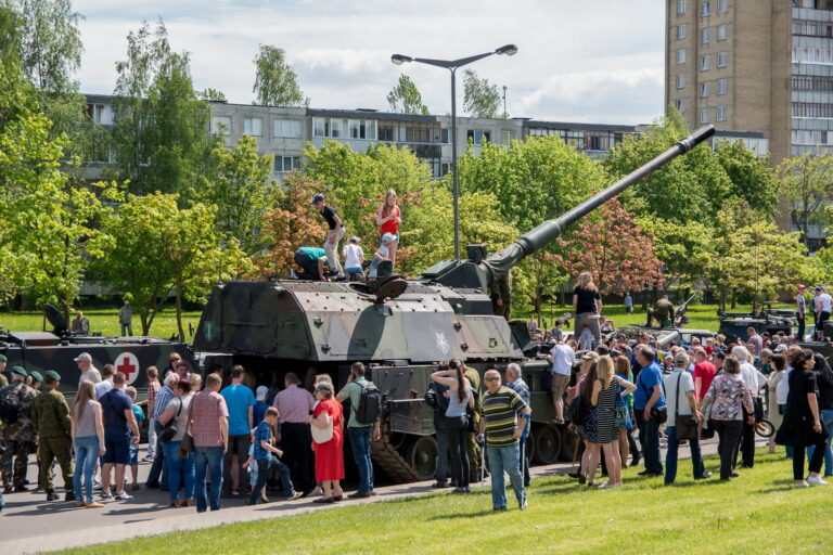 Pirmą kartą Aukštaitijos sostinėje surengta Partizanų pagerbimo, kariuomenės ir visuomenės vienybės diena abejingų nepaliko, o renginio svečiai vieningai kartojo, kad ginti savo šalį – tai didžiausią garbė ir pareiga.