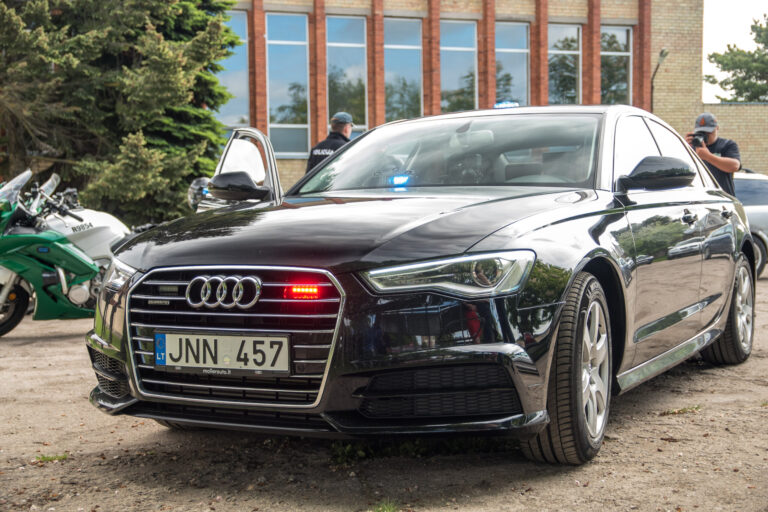 Panevėžio gatvėse vairuotojus stebi „juodoji našlė“.