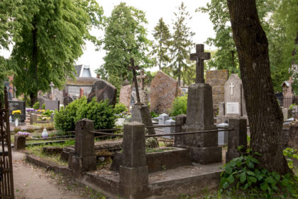 Aplinkos ministerijai pakeitus Kapinių tvarkymo taisykles, kapviečių pripažinimas neprižiūrimomis ir teisės jas prižiūrėti suteikimas aiškiau reglamentuotas