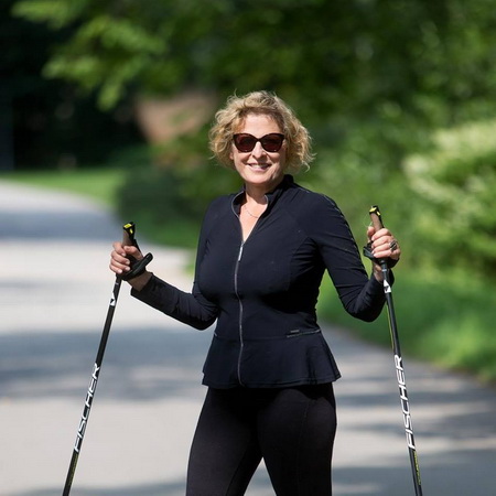 Vyrų dėmesio stoka teatrologė nesiskundžia, tačiau šiuo metu to vienintelio šalia jos nėra. Ji moterims pataria nesirinkti vienišės kelio. ASMENINĖ nuotr.
