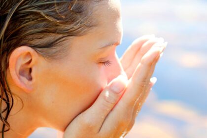 Veido ir kūno odai vasara tampa tikru išbandymu – nuolatos veikia tiesioginiai saulės spinduliai, daugiau prakaituojama, oda negauna pakankamai drėgmės.