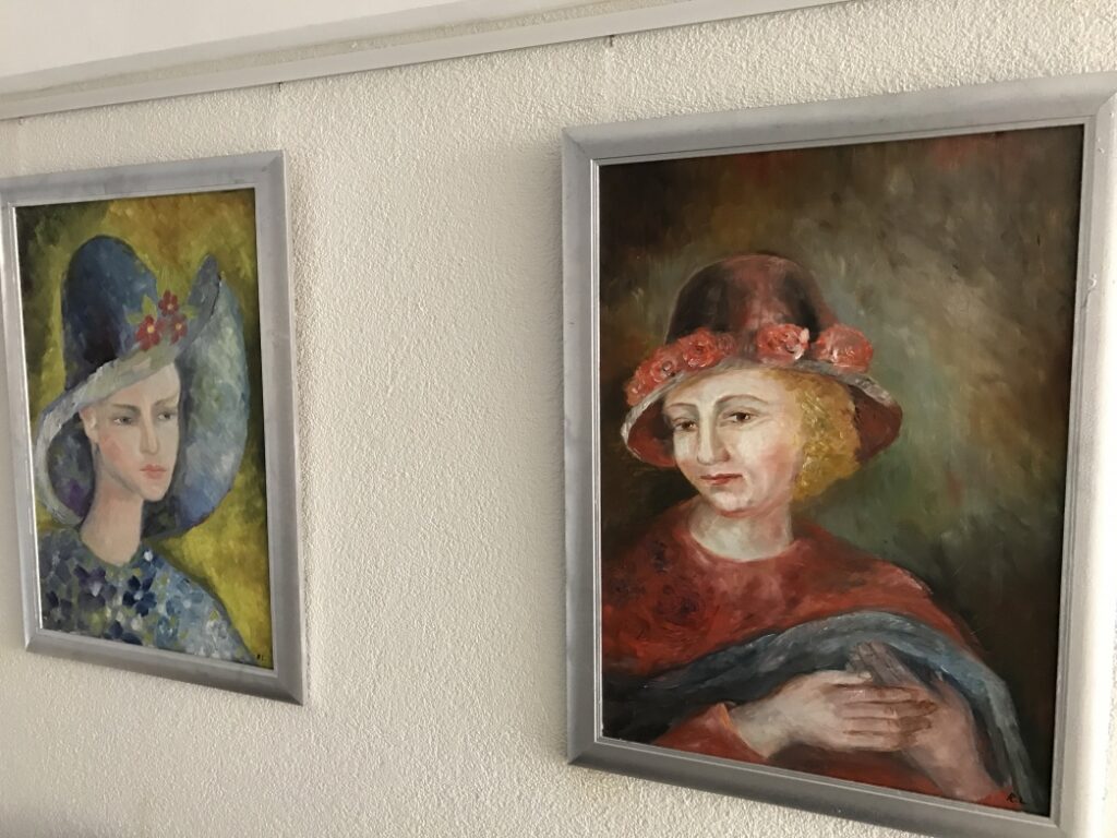 Artėjant Motinos dienai, Panevėžio apygardos teismo darbuotojai ir lankytojai kviečiami pasigrožėti nauja paroda – tapytais moterų portretais.