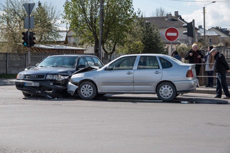 Į Panevėžį kaimynę sutikęs pavėžėti 88-erių Vytautas iš Naujamiesčio namo su savo ratais jau nebegrįš - pralėkęs raudoną šviesoforo signalą sukėlė avariją.