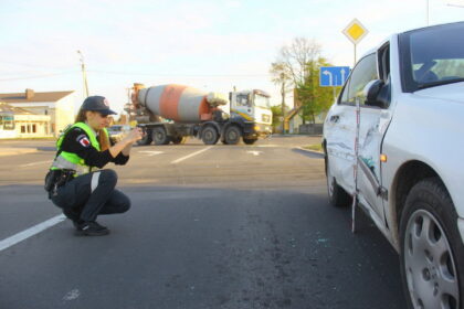 Sukdamas į kairę jo „Peugeot“ buvo tiesiog nublokštas ant šaligatvio iš priekio atvažiuojančio betonvežio MAN.