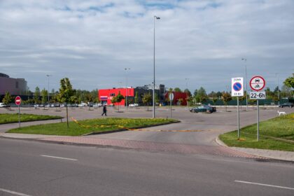 Pritrūkus vietos daugiabučių namų kiemuose, Tulpių ir Parko gatvių gyventojai neretai savo automobilius nakčiai palikdavo kamerų saugojamoje aikštelėje.