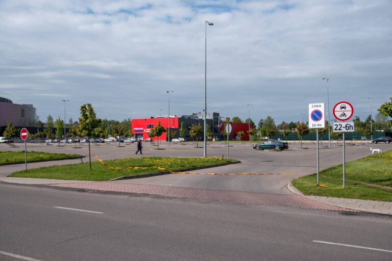 Pritrūkus vietos daugiabučių namų kiemuose, Tulpių ir Parko gatvių gyventojai neretai savo automobilius nakčiai palikdavo kamerų saugojamoje aikštelėje.