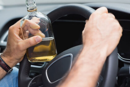 Smarkiai alkoholio padauginę Panevėžio apskrities gyventojai drąsiai sėdo prie vairo bei mosikavo kumščiais.