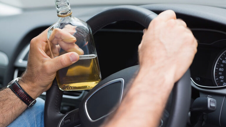 Smarkiai alkoholio padauginę Panevėžio apskrities gyventojai drąsiai sėdo prie vairo bei mosikavo kumščiais.