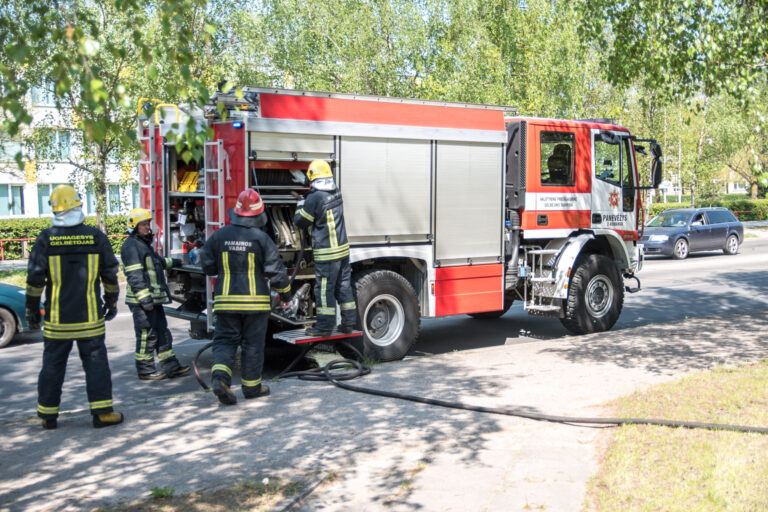 Daliai ugniagesių 15-25 eurų didėja alga