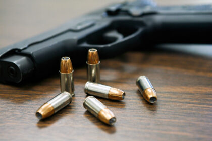 Kiemuose pamesti daiktai nieko nebestebina, bet šį kartą vieno Panevėžio daugiabučio gyventojai aptikę netikėtą radinį kvietėsi policiją.