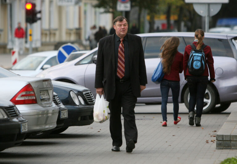 Darbą Panevėžio savivaldybėje dėl reorganizacijos praradusiam Miesto ūkio skyriaus vedėjui A. Karalevičiui kol kas nėra galimybės grįžti į senąsias pareigas