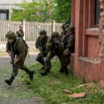 Panevėžyje vykstant intensyvioms karinėms pratyboms gyventojų susidomėjimas auga. Vis dėlto paklausti, ką darytų, jeigu kiltų karas, tik gūžtelėja pečiais.