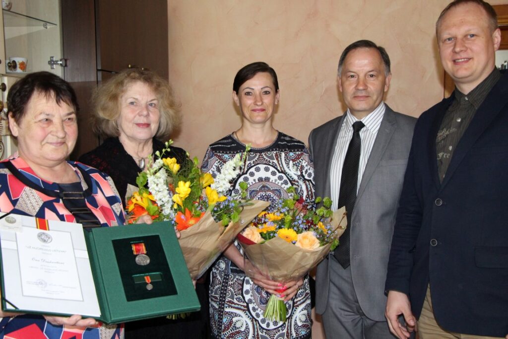 Prezidentė D. Grybauskaitė Motinos dienos proga ordinu „Už nuopelnus Lietuvai“ apdovanojo Velžio seniūnijos Katinų kaimo gyventoją 67 metų Oną Daukantienę.